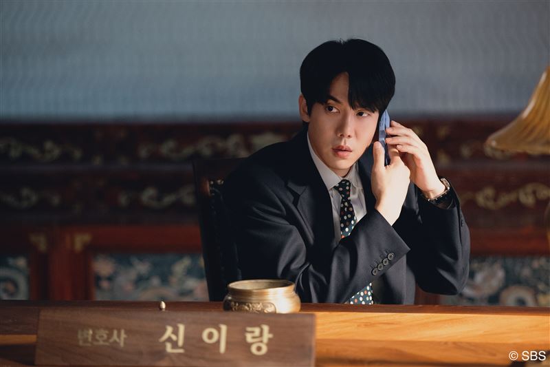 柳演錫在《神與律師事務所》劇中飾演能與鬼魂對話的律師「申以朗」。（圖／Hami Video提供）