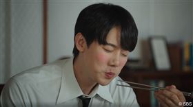 《神與律師事務所》柳演錫在劇中展現大啖美食的演技，戲外則是愛上台灣火鍋和小籠包。（圖／Hami Video提供） 