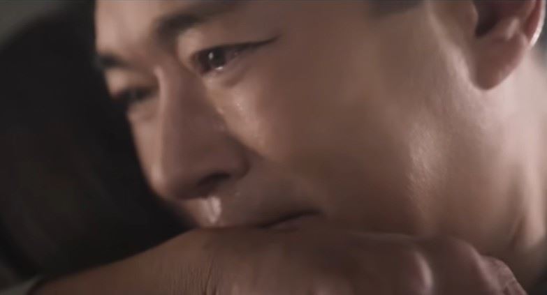 劇情鋪陳情緒濃烈，兩人在重逢橋段中相擁痛哭，古天樂更毫不保留地詮釋情感，哭到「眼淚鼻涕一齊流」。（圖／翻攝自Official MV YT）