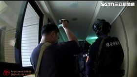 特勤中隊前往竹聯幫明仁會林姓主嫌住家逮人。（圖／翻攝畫面）