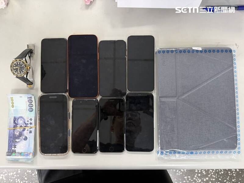 警方查扣現金、手機、平板電腦、勞力士手錶及SIM卡等證物。（圖／翻攝畫面）