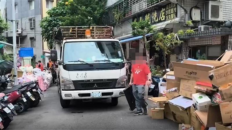 民眾控訴秀成里里長辦公室長年「兩周一次」佔用私人社區門口進行資收行為，且環保局車輛占用道路。圖為2026年4月畫面（圖／民眾提供）