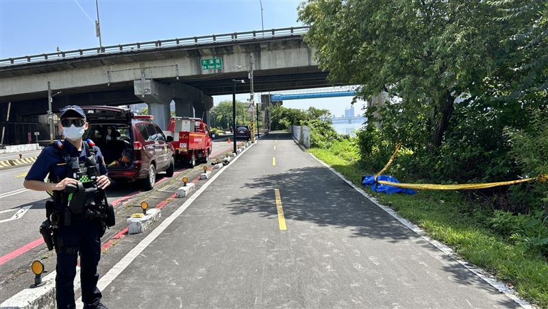 新北消防隊搜索落水的女子，意外撈起一具男性水流屍。（圖／翻攝畫面）