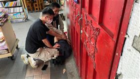 警方逮捕越籍逃逸移工。（圖／翻攝畫面）