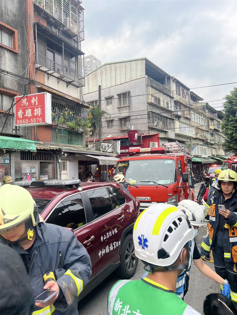 火勢撲滅救出1嗆傷婦人。（圖／翻攝畫面）