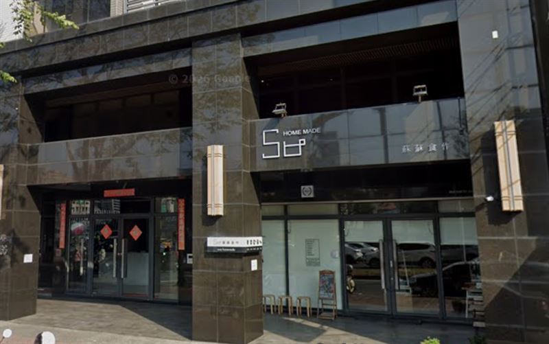 高雄一家餐廳，被批評「放任小孩在店裡鬼吼鬼叫，無視其他人用餐體驗」。（圖／翻攝自Google街景）