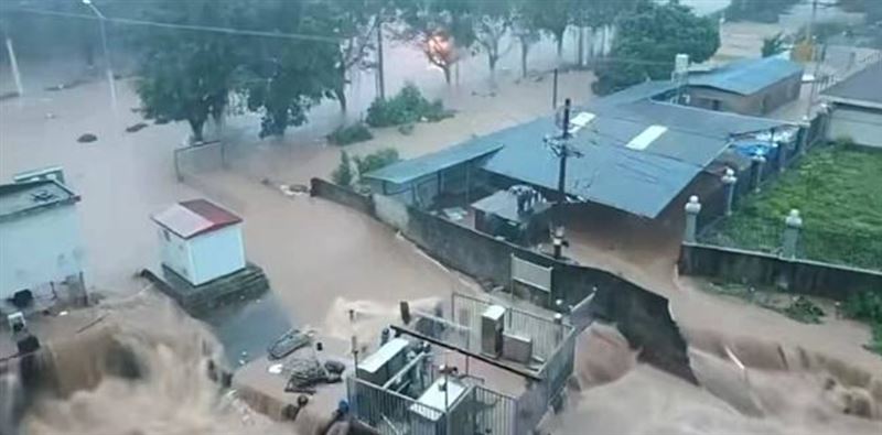 廣西爆發「10年最強暴雨」！整條街慘淪為黃河，百輛車遭滅頂（圖／翻攝自大風新聞）