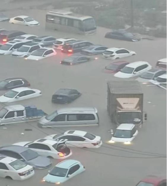 廣西爆發「10年最強暴雨」！許多民眾愛車報銷無奈喊：「真的一覺醒來車就沒了」（圖／翻攝自大風新聞）