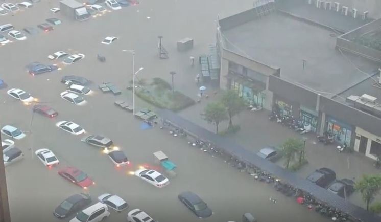 一覺醒來車沒了！廣西暴雨狂灌「地下室變水庫」，當地人崩潰：馬路變汪洋（圖／翻攝自新浪微博）