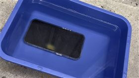 手機冒煙一定要先泡水。（圖／翻臉書粉專消防神主牌）