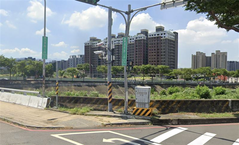 女子從太原路三段、旱溪東路口的橋墜落。（圖／翻攝自GoogleMaps）