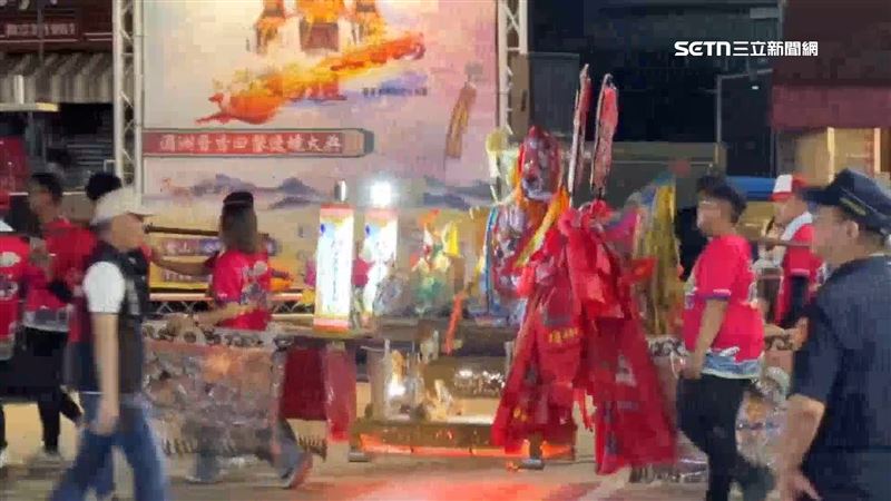 廟方表示不清楚煙火到底是誰放的，媽祖遶境這下子被沒有公德心的舉動，讓活動動大打折扣