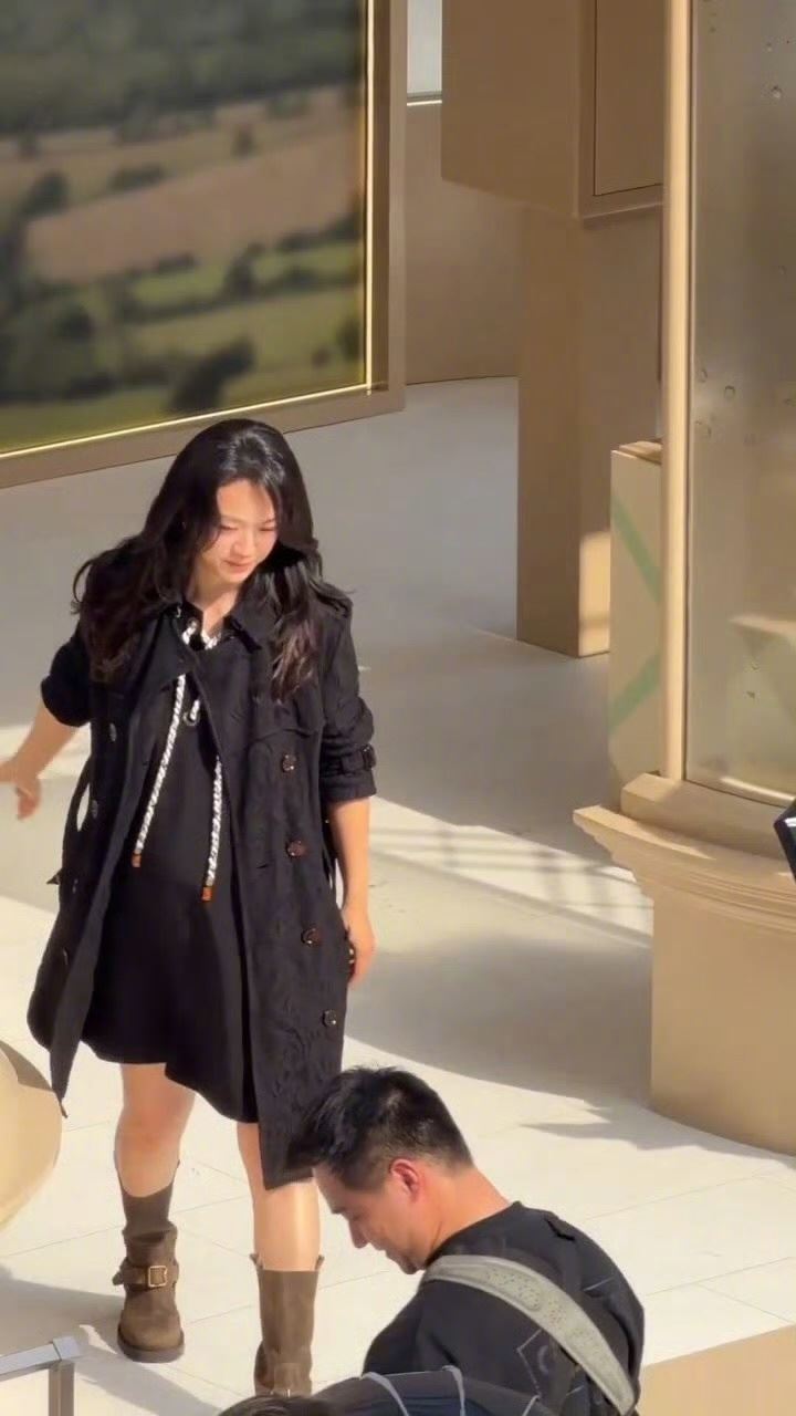 湯唯出席品牌活動，腹部微微隆起的模樣立刻引發關注，疑似已經懷上第二胎。（圖／翻攝自微博）