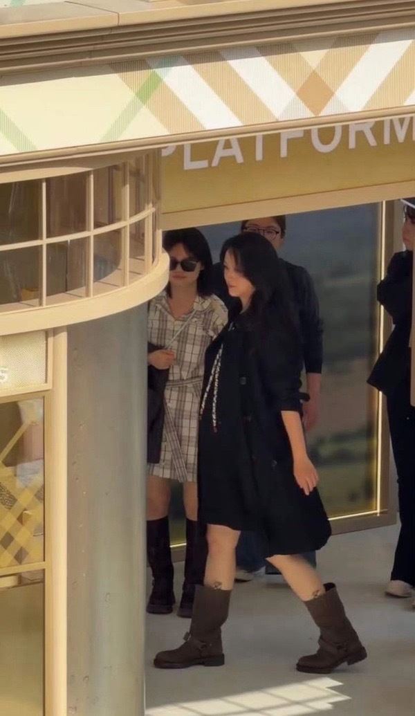 湯唯出席品牌活動，腹部微微隆起的模樣立刻引發關注，疑似已經懷上第二胎。（圖／翻攝自微博）