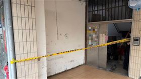 新北板橋永豐街某民宅，50多歲屋主陳屍屋內，遺體發黑腐爛，失智母伴屍多日。（圖／翻攝畫面）