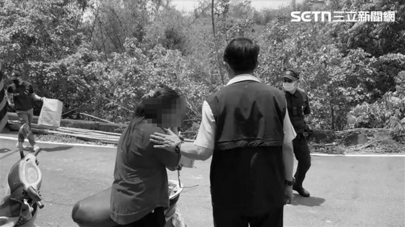 母親還親自致電2女兒「務必回來」，沒想到開門竟然赫見親人三具遺體，悲泣不斷拭淚。（圖／記者王紹宇攝影）