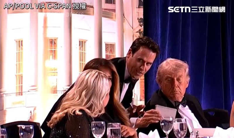 白宮記協晚宴爆槍擊，川普被拍下事發後未迅速撤離、在舞台上停了一下。（圖／AP／POOL VIA C-SPAN授權）