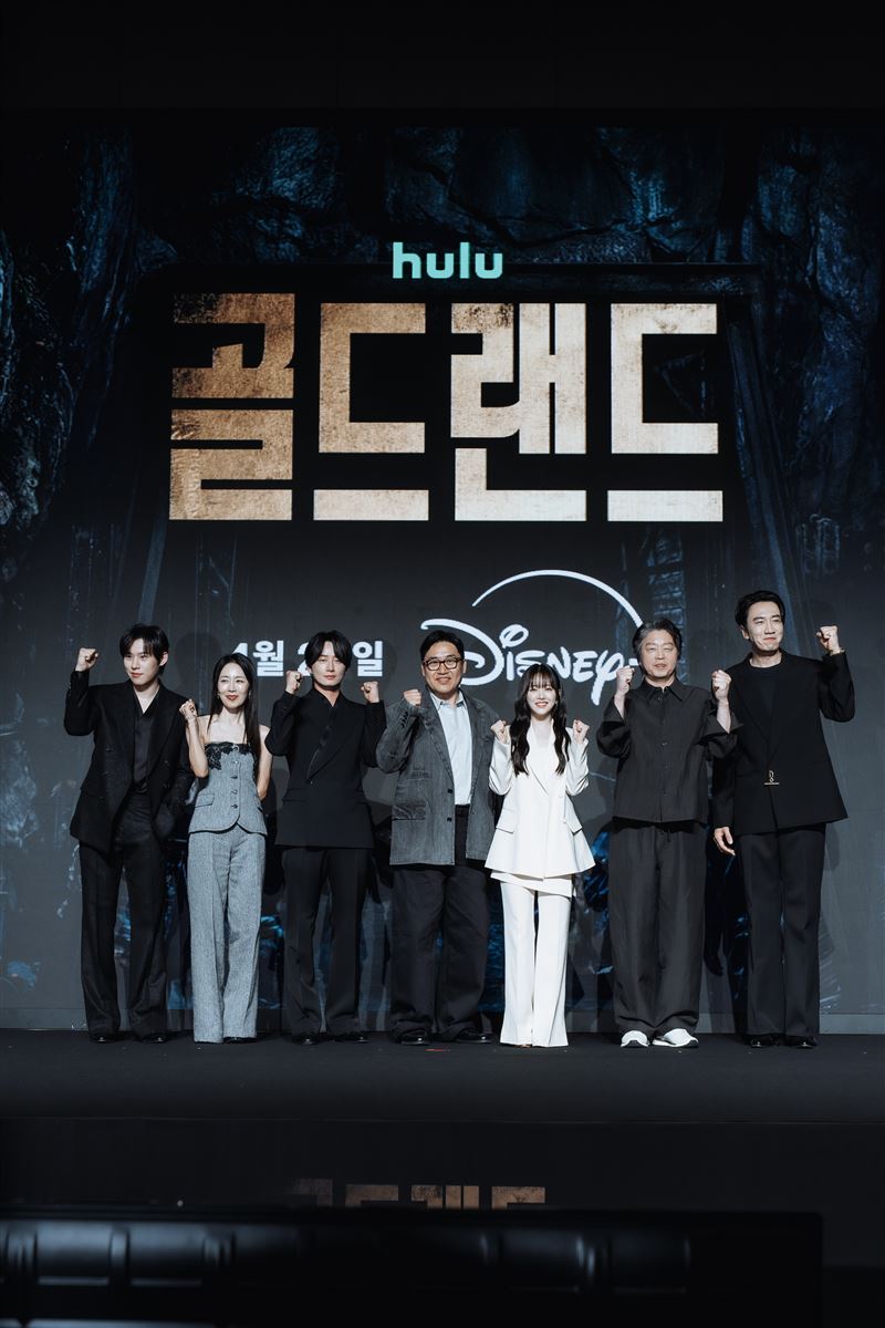 《賭金》由朴寶英攜手金聖喆、李玹旭、金熙元、文晶熙、李光洙主演，主創團隊出席記者會。（圖／Disney+提供）