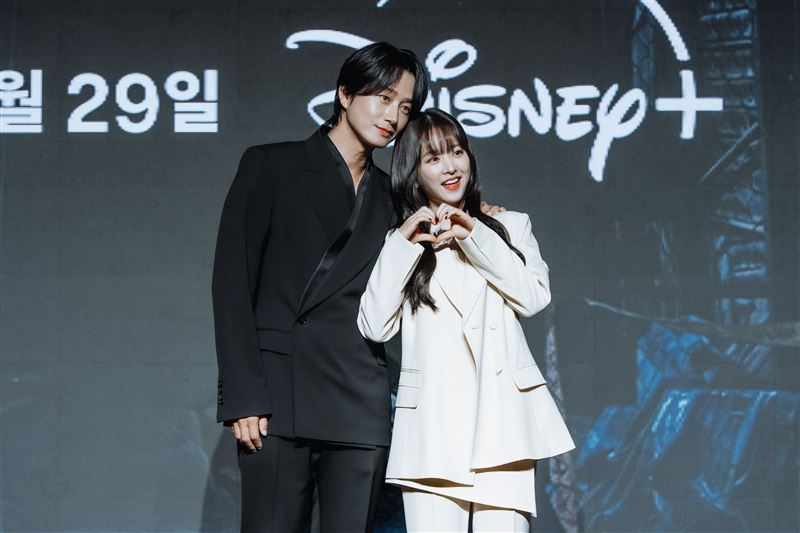 李玹旭、朴寶英在劇中飾演一對情侶。（圖／Disney+提供）