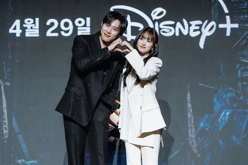 《賭金》主演金聖喆（左）、朴寶英。（圖／Disney+提供）