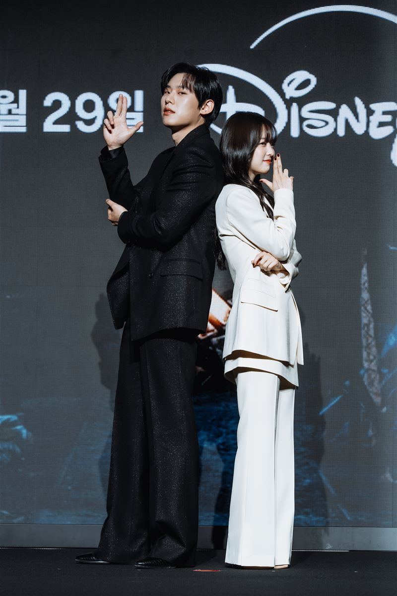 金聖喆（左）飾演放貸組織成員，表面幫助朴寶英，實則虎視眈眈。（圖／Disney+提供）