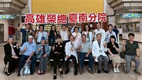 美國海外作戰退伍軍人協會參訪團27日蒞臨高榮臺南分院，由院長鄭名芳(前排右五)率團隊接待。圖／高榮南院提供