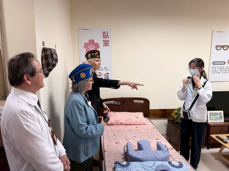 參訪團走訪護理之家及急性後期照護（PAC）仿家屋實境模擬復能場域，並對醫院展現國際級醫養整合成果表達讚賞。（圖／高榮南院提供）
