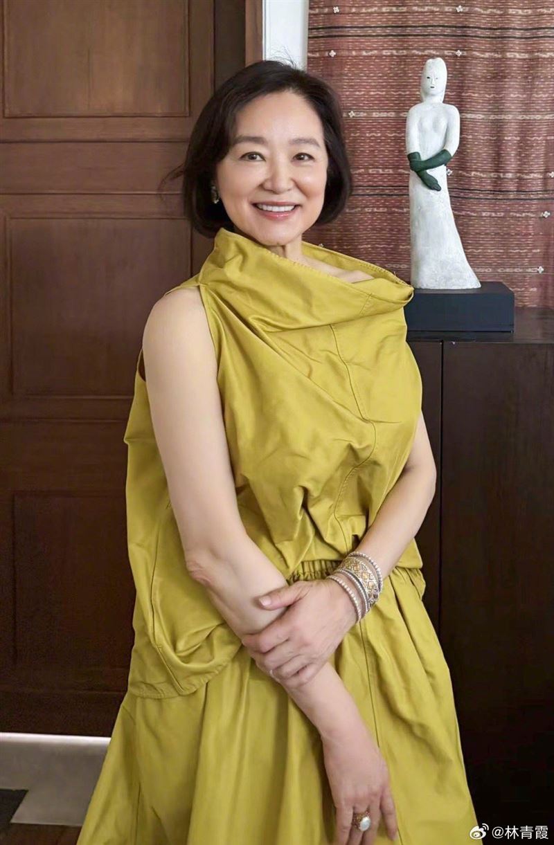 過去曾有不少人質疑林青霞的美貌是否靠整形打造，甚至雙眼皮、鼻子與下巴都曾成為外界討論焦點。（圖／翻攝自微博）