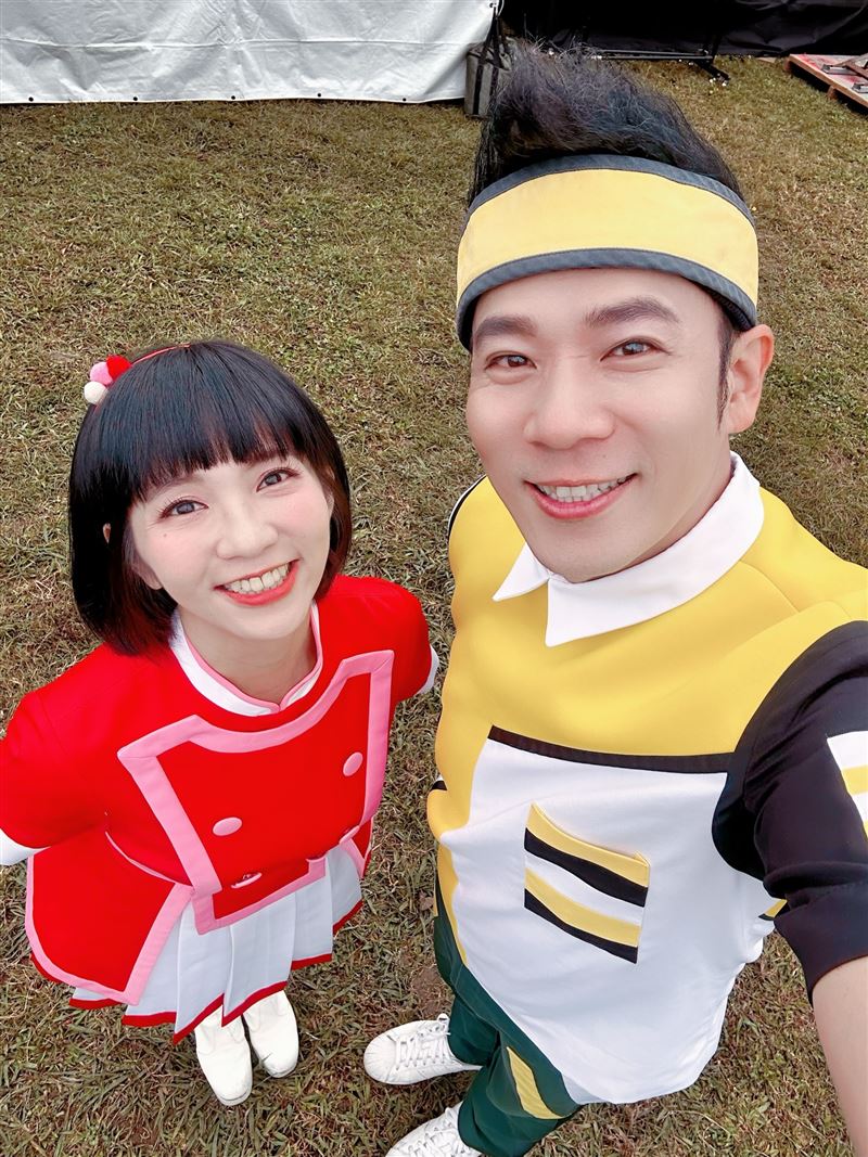 香蕉哥哥（右）則笑說，自己的名字其實是「自選」的，他表示年輕時身形較瘦，加上外型神似猴子，乾脆就取了「香蕉」這個名稱，既好記又有特色。左為草莓姐姐。（圖／翻攝自香蕉哥哥FB）