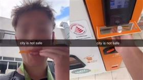 一名法國籍少年在新加坡一處商場舔舐販賣機吸管後放回，恐面臨最久2年刑期。（翻攝X）