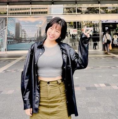 畫面中，米可白頂著俏麗短髮，身穿黑色皮外套且未扣上鈕扣，內搭淺灰色貼身上衣，勾勒出身形曲線，中空短版設計則隱約展現腰部線條，整體造型俐落又帶點性感風格。（圖／翻攝自米可白IG）