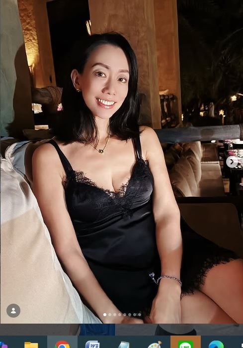 吳辰君的睡衣胸口V領處及裙襬邊緣都有精緻的黑色蕾絲裝飾，增加視覺上的層次感與性感氛圍。（圖／翻攝自吳辰在IG）