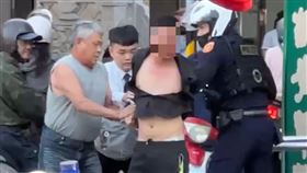 高雄警匪爆拉扯！熱心哥衝上前「助警抓失聯移工」大讚：初體驗真豐盛（圖／翻攝畫面）