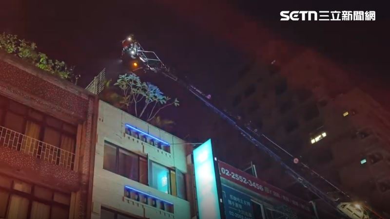 火警緊急疏散屋內51人；所幸無人受困傷亡。（圖／翻攝畫面）