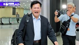 完成史國行程返台　林佳龍：有順利完成總統交付任務外交部長林佳龍完成史瓦帝尼出訪行程，28日搭乘的中華航空CI62班機在清晨5時58分抵達桃園國際機場，林佳龍表示，「我們克服萬難有順利完成總統交付的任務，此行也很圓滿」，國內媒體都有報導，外交部新聞稿也有分享這次擔任總統特使出訪的任務，出席典禮活動也都很順利。中央社記者吳睿騏桃園機場攝　115年4月28日