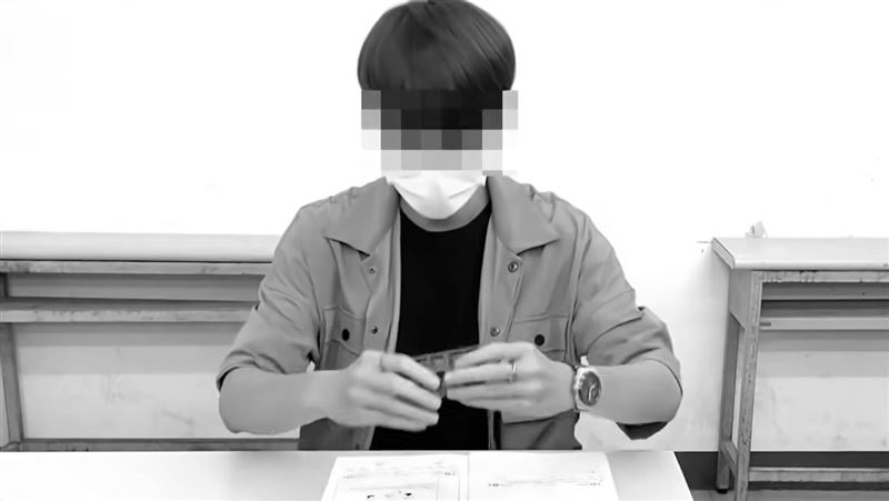 鏡頭前侃侃而談，手拿教具，生動教國小數學，36歲的李岳陽在林園一家補習班擔任數學老師。（圖／翻攝自YT）