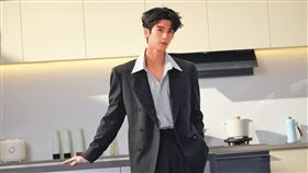 大陸男星張凌赫《逐玉》暴紅，但被網友看錯劇被說不帥。（圖／翻攝自微博）