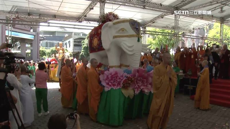莊嚴的六牙白象,26日聯合宗教浴佛大典,吸引來自全球19個國家僧侶與信眾參加