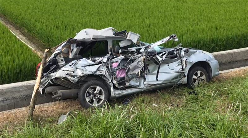 嘉義東石鄉台82線車禍，聯結車翻覆、自小客車變成一團廢鐵。（圖／翻攝畫面）