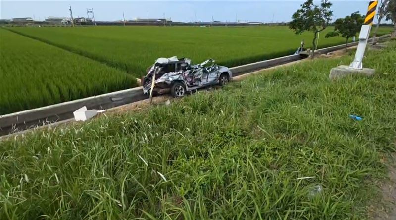 嘉義東石鄉台82線車禍，聯結車翻覆、自小客車變成一團廢鐵。（圖／翻攝畫面）