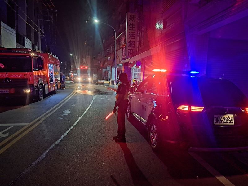 潮州凌晨這場大火疏散175人、2女燒燙傷送醫。（圖／翻攝畫面）