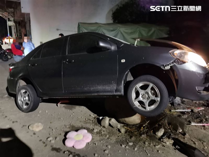 台中北屯區發生離奇車禍，25歲女子下山途中自撞民宅身亡。（圖／翻攝畫面）