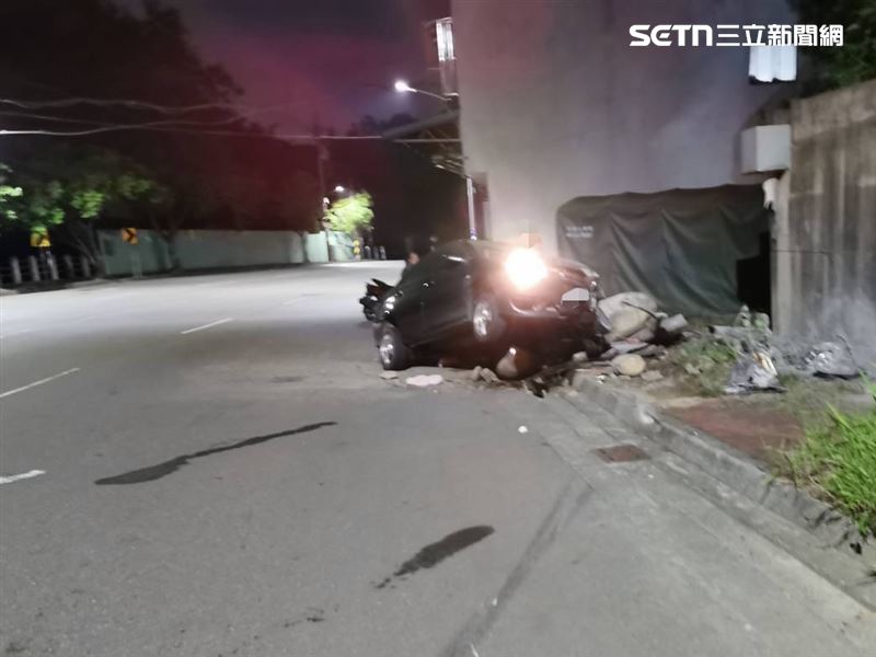 台中北屯區發生離奇車禍，25歲女子下山途中自撞民宅身亡。（圖／翻攝畫面）