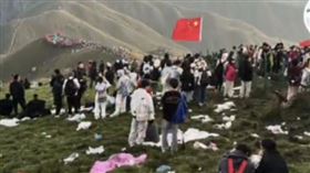 年輕人登頂武功山高舉五星旗拍照打卡，滿地垃圾引起嘲諷。（圖／翻攝自X平台@whyyoutouzhele）