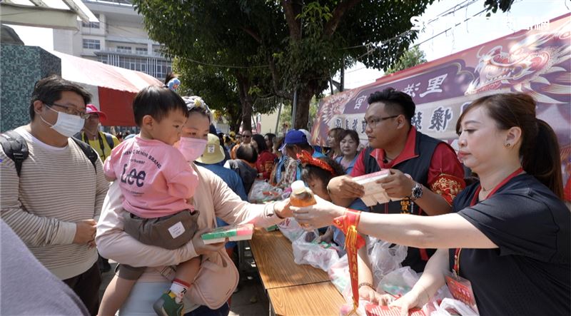 （玉賢宮幹部與志工發送物資給需要的信眾／寶島神很大提供）