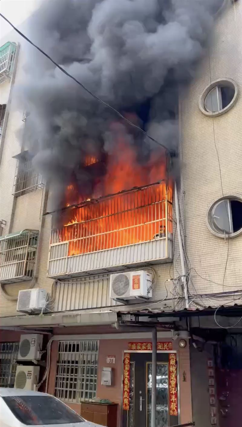 桃園市龜山區一處民宅發生火警，1女無生命跡象送醫。（圖／翻攝畫面）