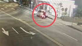 警方準備盤查違停汽車。（圖／翻攝畫面）