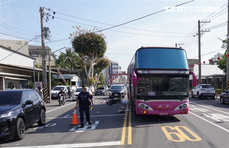 台南市安南區28日上午發生一起死亡車禍，女警遭後方機車撞擊，整個人摔進遊覽車底遭輾斃。（圖／翻攝畫面）