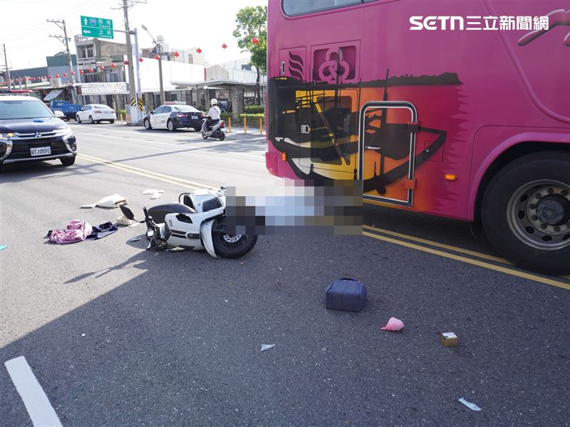 女騎士摔進車底慘遭輾斃，警方釐清身分後，發現她是育平派出所員警。（圖／翻攝畫面）