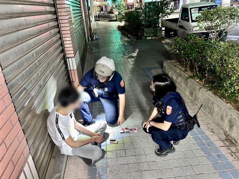 鄭姓女警28歲（右一)平時工作認真負責，休假慘死遊覽車輪下。（圖／翻攝畫面）